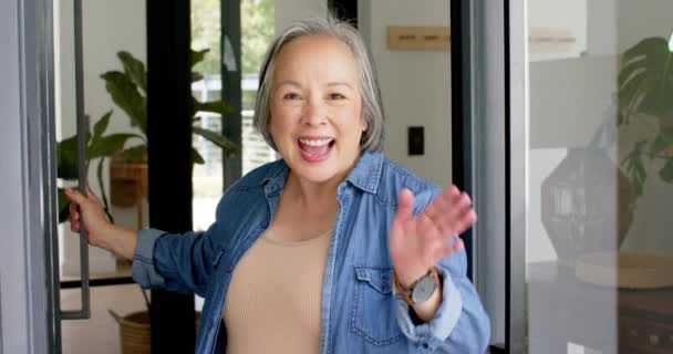 Starší Asiatka Šedivými Vlasy Vřele Usměje Sobě Džínovou Košili Stojí — Stock video