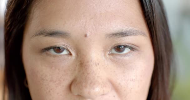 Close Asian Woman Face Highlighting Her Eyes Freckles Focus Facial — Stock Video