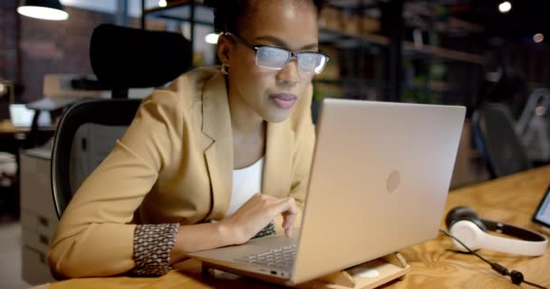 Une Jeune Afro Américaine Travaille Intensément Sur Ordinateur Portable Dans — Video