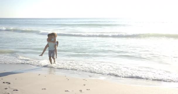Biracial Ζευγάρι Απολαμβάνει Μια Βόλτα Στην Παραλία Γυναίκα Pigggybacking Στον — Αρχείο Βίντεο