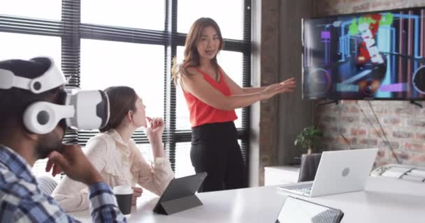 Young Asian Woman Leads Virtual Reality Demonstration Business Office Setting — Stock Video