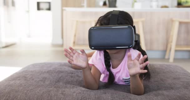 Biraciaal Meisje Met Een Headset Ervaart Virtual Reality Handen Defensief — Stockvideo