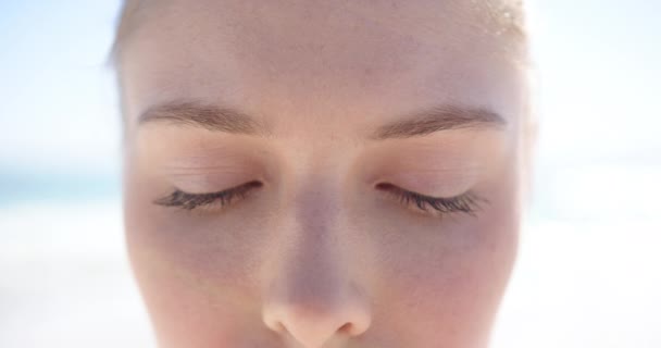 Gros Plan Une Jeune Femme Caucasienne Aux Yeux Bleus Maquillage — Video