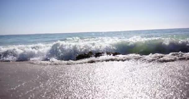 Uma Onda Cai Costa Criando Spray Dinâmico Água Com Espaço — Vídeo de Stock