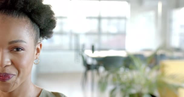 Афроамериканка Ярко Улыбается Хорошо Освещенном Офисном Помещении Копировальным Пространством Жизнерадостное — стоковое видео