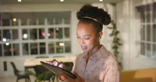 Die Junge Afroamerikanische Geschäftsfrau Lächelt Und Hält Ein Tablet Einem — Stockvideo
