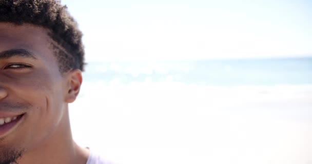 Nuori Birodullinen Mies Hymyilee Auringonvalorannalla Taustanaan Kopiotila Hänen Kiharat Hiuksensa — kuvapankkivideo