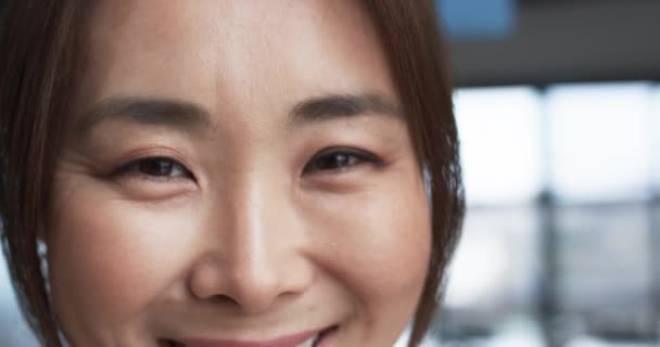 Primer Plano Sonriente Mujer Negocios Asiática Con Maquillaje Sutil Cabello — Vídeo de stock