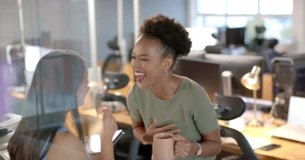 Young African American Woman Shares Laugh Business Office Colleagues Enjoy — Stock Video