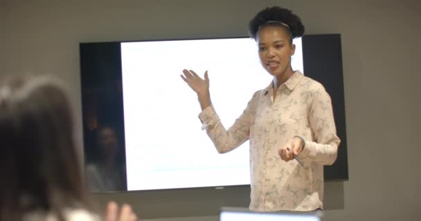 Mujer Afroamericana Joven Presenta Entorno Moderno Oficina Negocios Ella Está — Vídeos de Stock