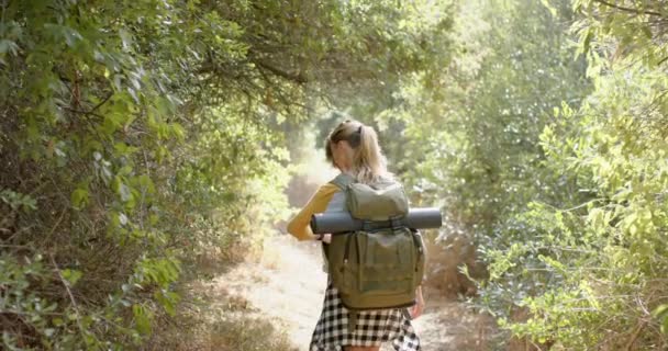 Mladá Žena Batohem Kráčí Bujným Lesem Oblečena Pro Dobrodružství Kloboukem — Stock video