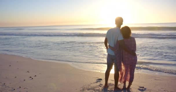 Para Dwurasowa Obejmuje Się Oglądając Zachód Słońca Plaży Przestrzenią Kopiowania — Wideo stockowe
