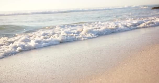 Αφρώδη Κύματα Φιλούν Απαλά Την Αμμώδη Παραλία Φως Του Ήλιου — Αρχείο Βίντεο
