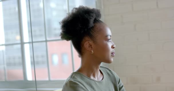 Jovem Afro Americana Está Uma Sala Brilhante Com Espaço Cópia — Vídeo de Stock