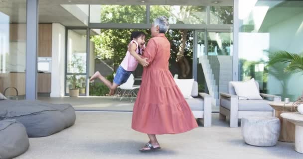 Abuela Biracial Vestido Coral Abraza Una Nieta Birracial Joven Están — Vídeos de Stock