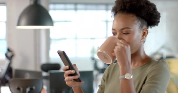 Dwurasowa Kobieta Lubi Przerwę Kawę Biurze Sprawdza Smartfona Równoważąc Pracę — Wideo stockowe