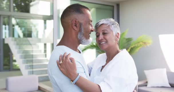 Casal Biracial Abraça Amorosamente Fora Uma Casa Moderna Tanto Traje — Vídeo de Stock