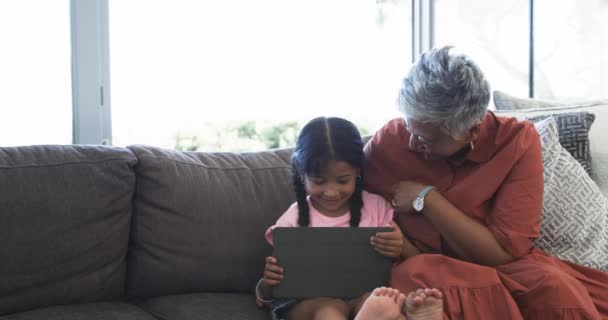 Menina Biracial Com Tablet Senta Lado Sua Avó Compartilhando Momento — Vídeo de Stock
