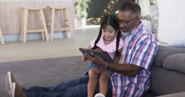 Biracial Παππούς Και Εγγονή Ενώνονται Μια Ταμπλέτα Ενώ Κάθονται Έναν — Αρχείο Βίντεο