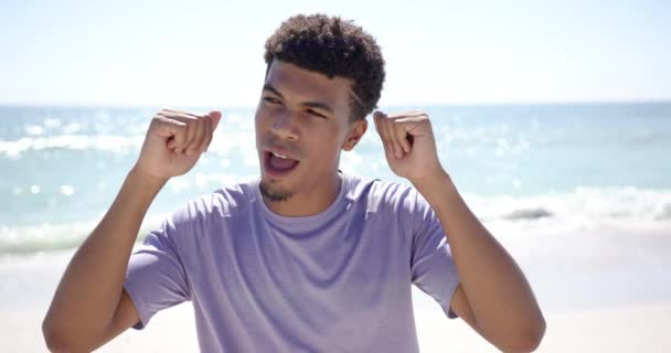 Joven Hombre Biracial Con Pelo Rizado Corto Celebra Playa Sus — Vídeo de stock