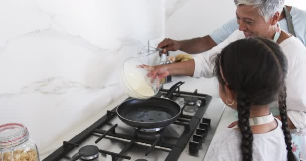 Birasowa Babcia Wnuczka Gotują Razem Wlewając Ciasto Patelnię Przestrzenią Kopiowania — Wideo stockowe