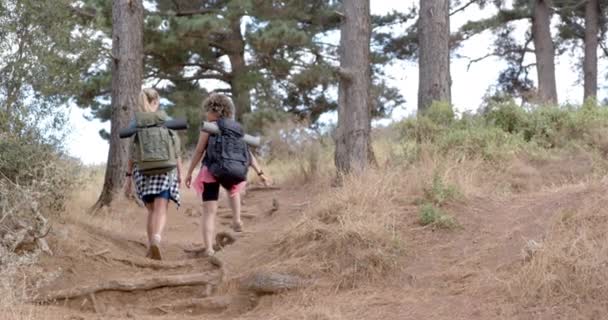 Dos Mujeres Caminan Por Sendero Accidentado Entre Árboles Hierba Seca — Vídeos de Stock