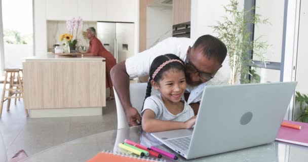 Avô Birracial Ajuda Uma Jovem Neta Birracial Com Laptop Uma — Vídeo de Stock