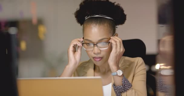 Odaklanmış Genç Afrikalı Amerikalı Kadın Ofis Ortamında Özenle Laptopuyla Çalışıyor — Stok video
