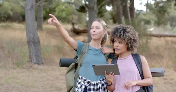 Mujer Caucásica Joven Señala Distancia Como Una Mujer Birracial Joven — Vídeo de stock