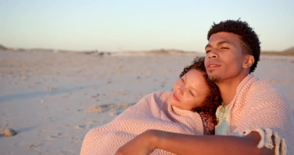 Birassische Paar Umarmt Einer Decke Strand Bei Sonnenuntergang Mit Kopierraum — Stockvideo