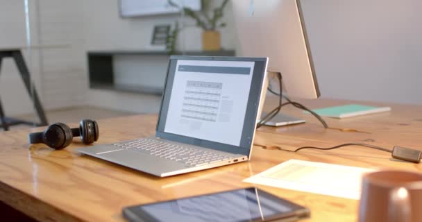 Nowoczesny Laptop Biznesowy Otwarty Biurku Biurze Przestrzenią Kopiowania Różne Gadżety — Wideo stockowe