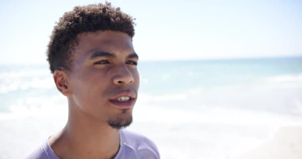 Jeune Homme Biracial Sourit Vivement Plage Avec Espace Copie Ses — Video