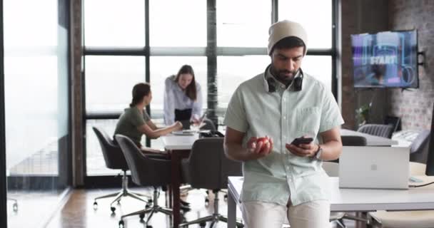 Sakallı Genç Asyalı Adamı Ofis Ortamında Bir Elma Telefon Tutuyor — Stok video