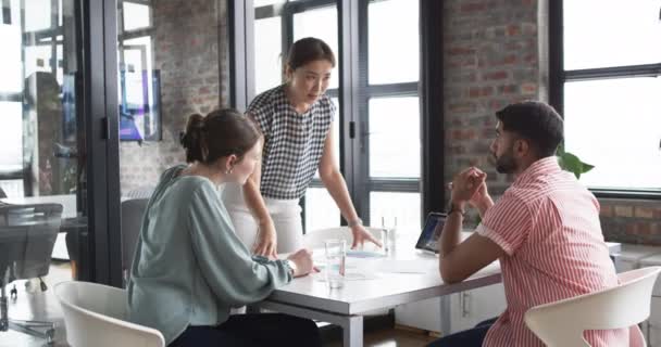 Joven Mujer Asiática Lidera Una Reunión Negocios Con Una Joven — Vídeos de Stock