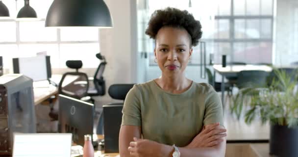 Empresária Afro Americana Confiante Está Escritório Negócios Seu Sorriso Sugere — Vídeo de Stock