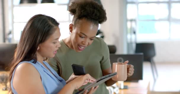 Młoda Afroamerykanka Dzieli Ekran Tabletu Birasową Kobietą Biurze Współpracują Przy — Wideo stockowe