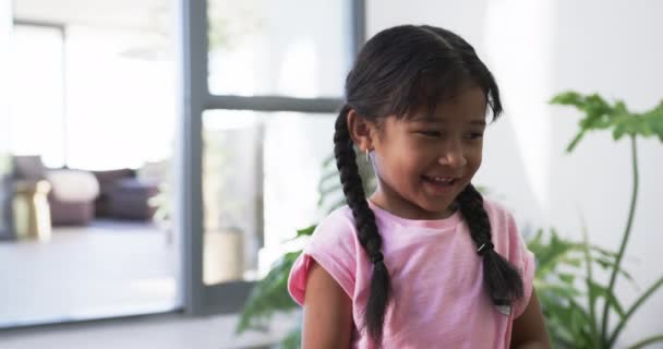Birasowa Dziewczyna Jasnym Uśmiechem Różowej Bluzce Przestrzenią Kopiowania Jej Ciemne — Wideo stockowe