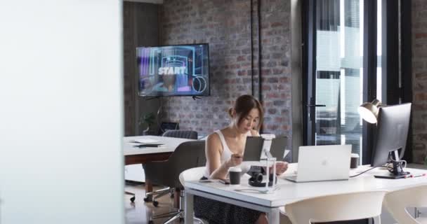 Une Jeune Femme Caucasienne Tenue Travail Traverse Bureau Affaires Ses — Video