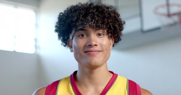 Kıvırcık Saçlı Melez Bir Genç Basketbol Sahasında Işıl Işıl Gülümsüyor — Stok video