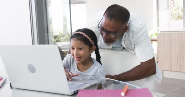 Biracial Nagyapja Unokája Megosztanak Egy Örömteli Pillanatot Egy Laptop Felett — Stock videók