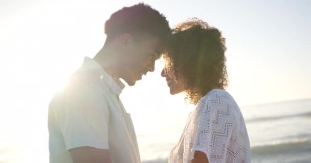 Pareja Biracial Comparte Momento Tierno Frente Tocando Playa Durante Atardecer — Vídeos de Stock