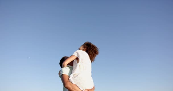 Couple Biracial Embrasse Sous Ciel Bleu Clair Cheveux Bouclés Femme — Video