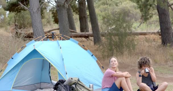 Młoda Biała Kobieta Birasowa Kobieta Relaksują Się Obok Niebieskiego Namiotu — Wideo stockowe