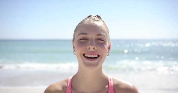 Joven Mujer Caucásica Sonríe Brillantemente Una Playa Soleada Cabello Está — Vídeo de stock