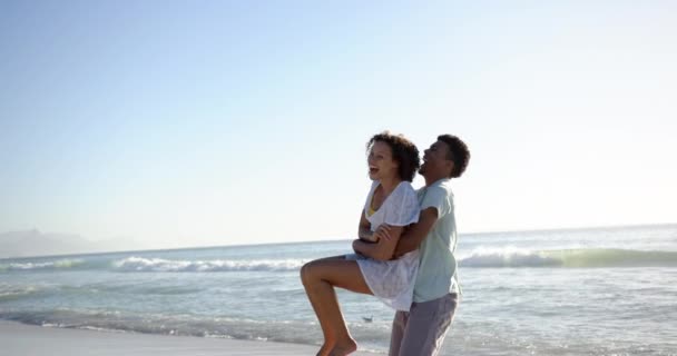 Couple Biracial Profite Moment Ludique Sur Une Plage Ensoleillée Jeune — Video