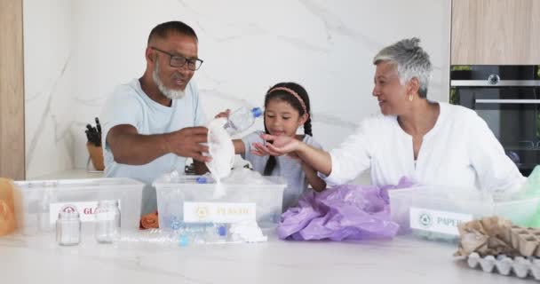 Biracial Rodina Zabývající Recyklací Vnučkou Učí Třídit Materiály Otec Matka — Stock video