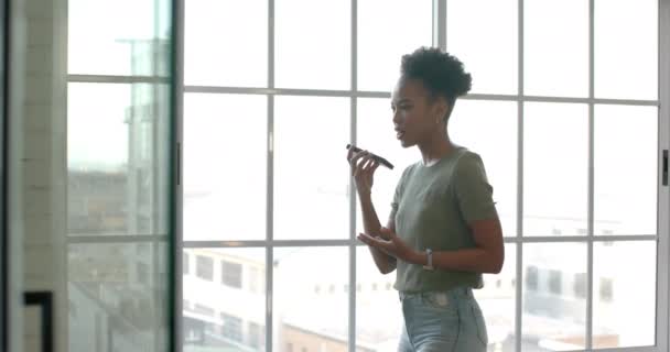 Joven Mujer Negocios Afroamericana Encuentra Junto Una Ventana Una Habitación — Vídeos de Stock