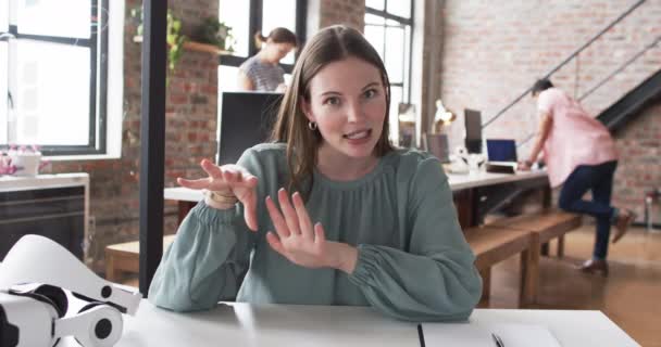 Jeune Femme Caucasienne Semble Surpris Son Bureau Dans Bureau Affaires — Video