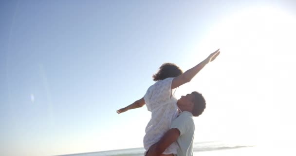 Coppia Biracial Abbraccia Una Spiaggia Soleggiata Con Cielo Azzurro Chiaro — Video Stock