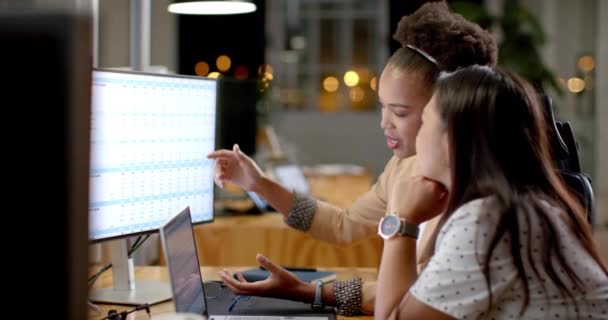 年轻的非洲裔美国妇女和生小孩的妇女在一个商业办公室里合作 他们分析电脑屏幕上的数据 强调团队合作和专注 慢动作 — 图库视频影像